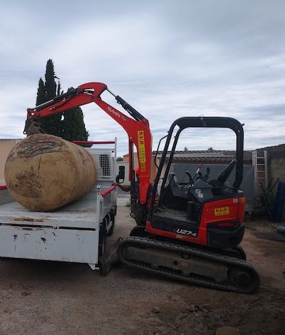 Chargement et enlèvement d'une cuve à fioul